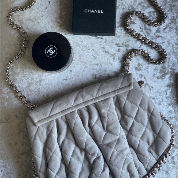 SOLD.Chanel Medium Chain Around Bag - Picture 5 of 6